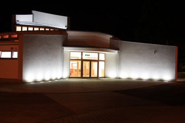 Noční pohled na vstupní trakt